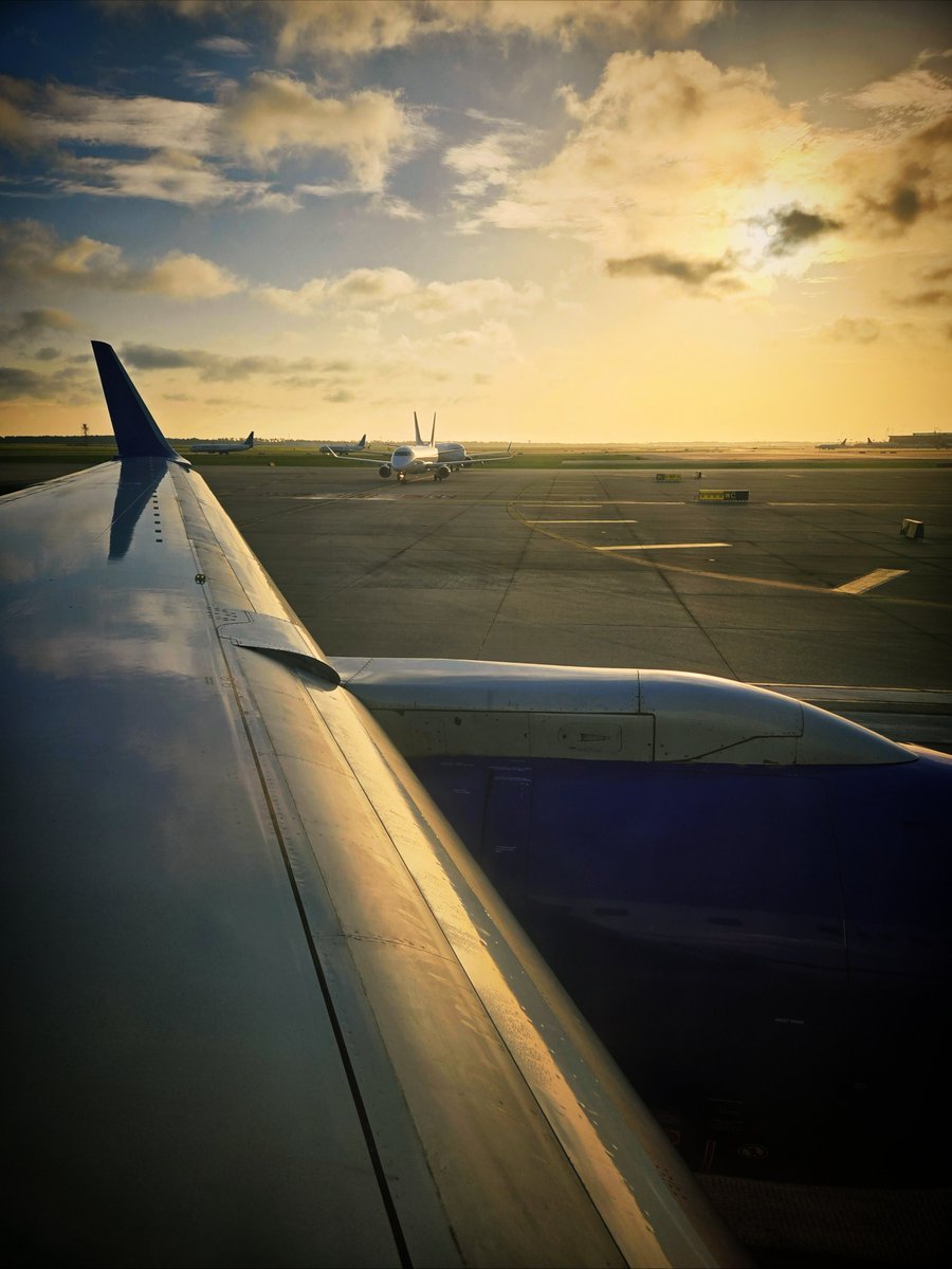 BrianR3416's tweet photo. Sweet Photos leaving and coming back to Houston🛫 #united #aviation #Houston #Airbus #boeing https://t.co/Qa0YzL5Fnc