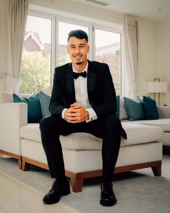 CentralDaCopa26's tweet photo. roupa pro meu casamento /// roupa pro fim do Manchester City https://t.co/8PW6rv8igL