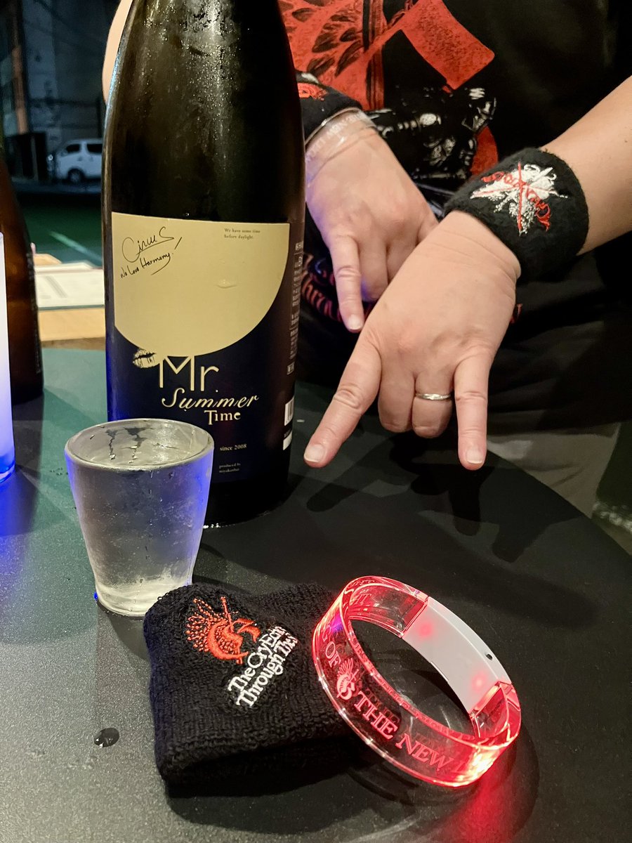 takao_mac's tweet photo. ライヴ後はメタラーらしくメタル談義をしながら、美味い料理とお酒をいただきました🍶
お店は時間制限あったので、途中のコンビニ前に座りこんで好きなバンドの話など、高校生のような事してました😅 https://t.co/8YhldR8jr1