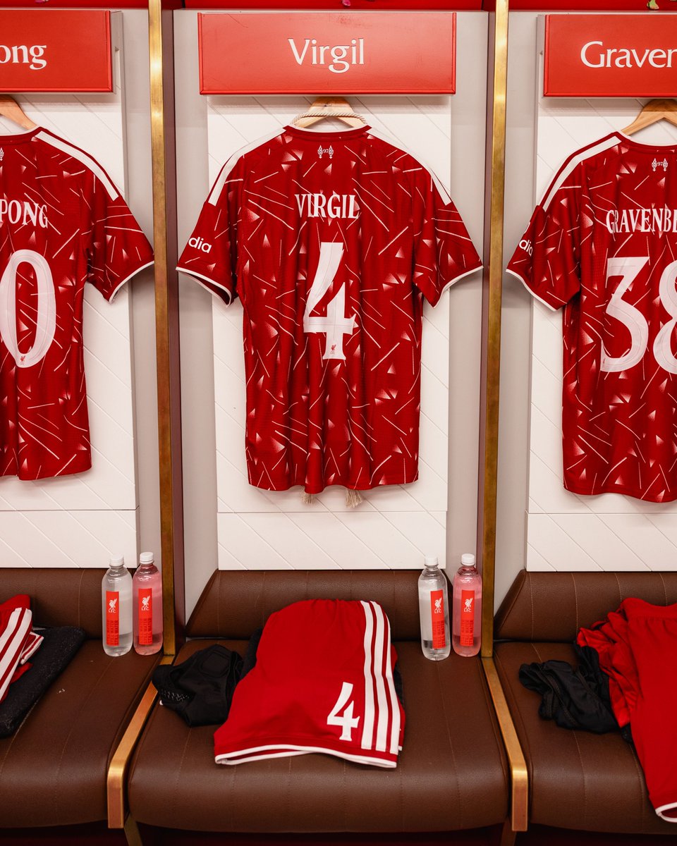 CaminhantesLFC's tweet photo. Vestiário do Liverpool 🔴👕
#LiverpoolComo https://t.co/Gc8li6mYtt