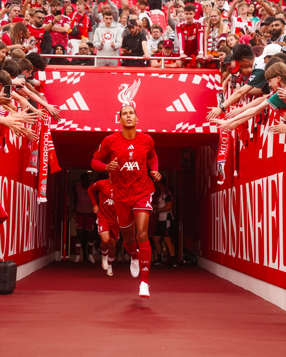 CaminhantesLFC's tweet photo. Jogadores do Liverpool entrando em campo para o aquecimento.
#LiverpoolComo https://t.co/otvsnFJPyM
