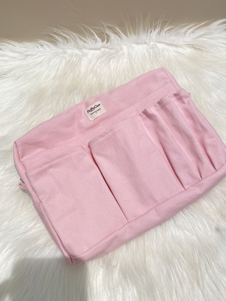 puffyycase's tweet photo. PUFFYYCASE AKADEMİK SEZONUN İLK ÜRÜNÜ ORGANİZER | JOURNAL ÇANTA🥹💕 alıntıda da detayları yazdım. 32 desenli &amp; 10 düz renk seçeneği mevcut❤️ yorum ve beğenilerinizi bekliyorum, çok heyecanlıyım🥹 hem ajanda tutanlar hem çantasını düzenli tutmak isteyenler için çok kullanışlı🥳 https://t.co/KvTevw8Yb0