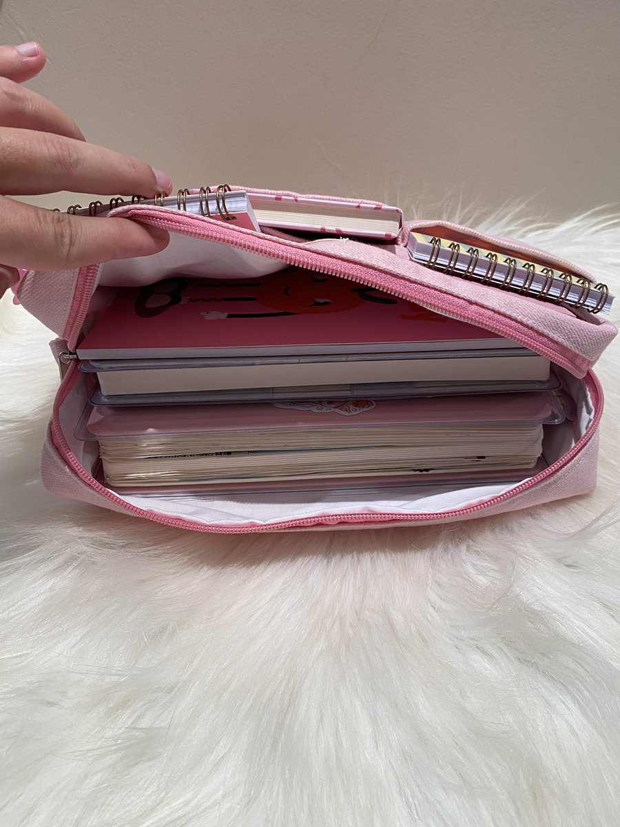 puffyycase's tweet photo. PUFFYYCASE AKADEMİK SEZONUN İLK ÜRÜNÜ ORGANİZER | JOURNAL ÇANTA🥹💕 alıntıda da detayları yazdım. 32 desenli &amp; 10 düz renk seçeneği mevcut❤️ yorum ve beğenilerinizi bekliyorum, çok heyecanlıyım🥹 hem ajanda tutanlar hem çantasını düzenli tutmak isteyenler için çok kullanışlı🥳 https://t.co/KvTevw8Yb0