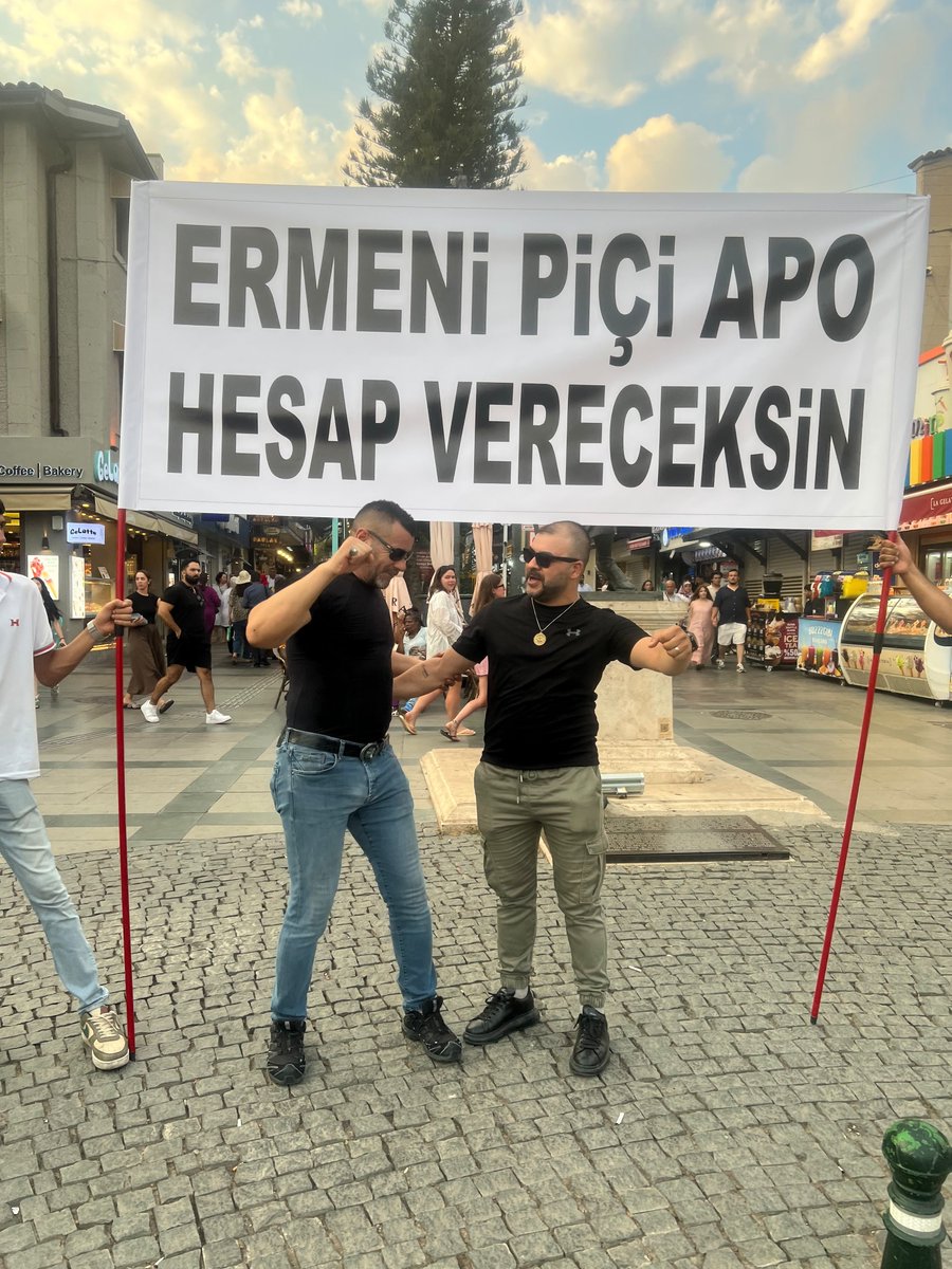 fakten07's tweet photo. Adem Komutan ile kavga ederken 😁🤘

Apo'yu sen asacan ben asacam, sen basacan ben basacam kavgası 🤣 https://t.co/itbCa95lUb