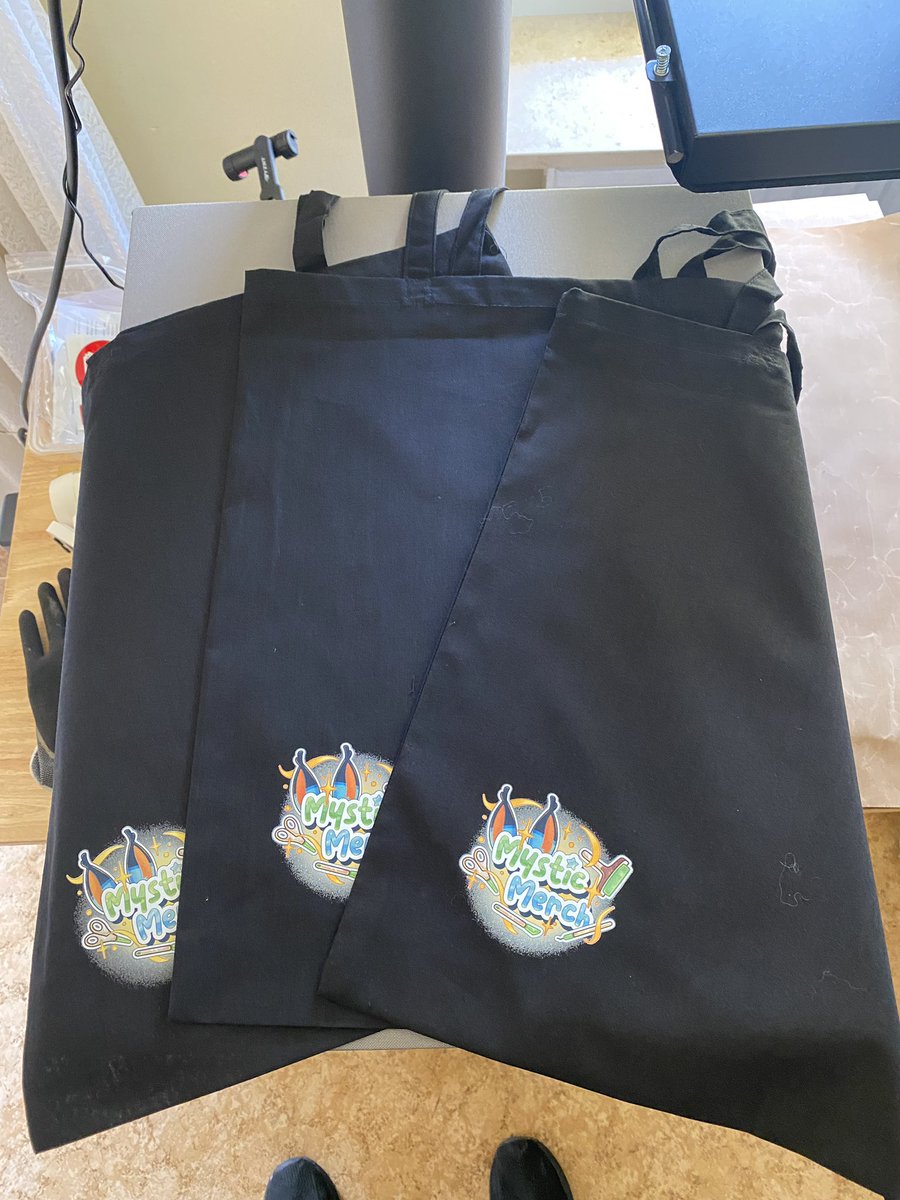 _mysticmerch's tweet photo. Ich habe drei Taschen mit dem mysticmerch Logo auf einer Seite gemacht, die ich als Dank für das erfolgreiche Crowdfunding an euch verlose! :3

Einfach diesen Post 
- Liken
- Teilen
Und @_mysticmerch folgen 
Um teilzunehmen.

Ende ist am 23.08.26 um 15 Uhr https://t.co/qTLZMtfuAi