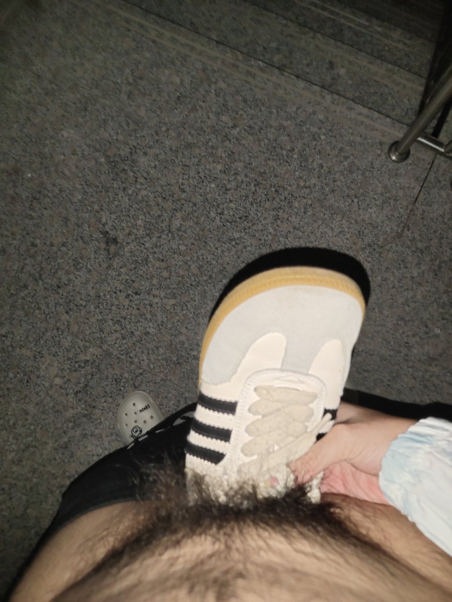 7vjzu's tweet photo. 已经是第二次来强奸楼上女高小姐姐的小骚鞋了，依旧香臭香臭的，不得不说鞋子小穴很爽！小姐姐看我这么努力的跟你的鞋子交配的情况下，下次能不能把袜子塞里面啊？我肯定把袜子套上一顿内射！ #射鞋 #扫楼打胶 #女高中生 https://t.co/CM0UgMssp1