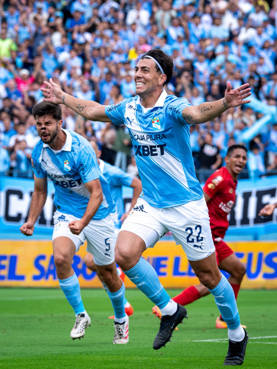 apresion1's tweet photo. Festejo y abrazo especial para Hoyos tras el 1-0.

📷 @palomadelsolar https://t.co/gYBQ3l29Vd