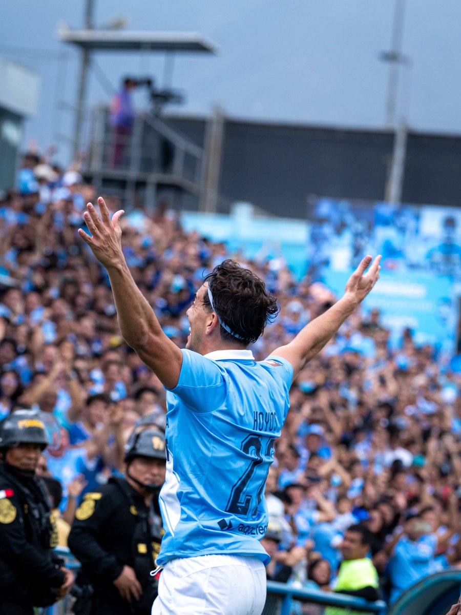 apresion1's tweet photo. Festejo y abrazo especial para Hoyos tras el 1-0.

📷 @palomadelsolar https://t.co/gYBQ3l29Vd