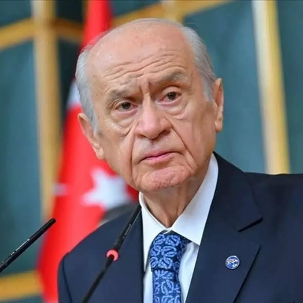 TOPRAK_2_'s tweet photo. ■  NEFES YAZARI 
       SONER YALÇIN’DAN      
          DEVLET  BAHÇELİ’YE... 
***
● Türk Bayrağı’nın yakılmasını
    protesto ettin mi?
☆ Hayır!
***
Atatürk heykellerinin parçalanmasını protesto ettin mi?
☆ Hayır!
***
● Bu ülkenin parsel parsel, özelleştirme adı altında, satılmasını protesto ettin mi?
☆ Hayır!
***
● Türk kimliğinin, kavramının Anayasa’dan çıkarılmak istenmesini protesto ettin mi?
☆ Hayır!
***
● Devlet nişanından, devlet kurumlarından Türkiye Cumhuriyeti ibaresinin kaldırılmasını protesto ettin mi?
☆ Hayır!
***
● Andımızın kaldırılmasını               protesto ettin mi?
☆ Hayır!
***
● 23 Nisan gibi, 19 Mayıs gibi milli bayramlarının kaldırılmasını protesto ettin mi?
☆ Hayır!
***
● Soma katliamını protesto ettin mi?
☆ Hayır!
***
● Doğa katliamlarını protesto ettin mi?
☆ Hayır!
***
● Kaçak Sarayı protesto ettin mi?  
☆ Hayır!
***
● Kuzey Irak’ta Türkmenlerin katledilmesini protesto ettin mi?
☆ Hayır!
***
● Süleyman Şah Türbesi’nden kaçılmasını protesto ettin mi?
☆ Hayır!
***
● Ülkenin parçalanma projelerini protesto ettin mi?
☆ Hayır!
***
● Peki neyi protesto ettin?
***
● Sadece, bu ülkenin yüz akı, sanatçı Bedri Baykam‘ı protesto ettin...
***
● Beyoğlu Piramid Sanat Galerisi’nde Almanya, Fransa, Japonya ve ABD’den 
sanatçıların eserlerinin de yer aldığı, Çırılçıplak başlıklı sergiyi  ahlaki değerlere aykırı bulup, Taksim‘e sokağa çıktın...
***
● Bizler; Türk Milliyetçileri, 
Türk İslam Ülkücüleri, 
Türk Milletinin ahlak değerleri ile ters düşen ve sanat adı altında perdelenmek istenen bu çirkin sergiyi kabul edemeyiz.  
dedin, dedin, dedin...
***
● İnkâr etme! 
***
● Demek; Türk kavramının yok edilmesi, Türk bayrağının yakılması, Atatürk heykelinin parçalanması, Andımız’ın, ulusal bayramlarımızın kaldırılması, ahlaki değerlere uygunmuş ki,
sesin çıkmadı…
***
● Türklüğün, sadece, bacak arasına indirgendiğinin farkında değil misin?
***
● Ha; bir şeyi unuttum.
***
● Sahi sen nesin?
***
● Kime ve neye çalışıyorsun?
    ☆ Soner YALÇIN/Sosyal Medya