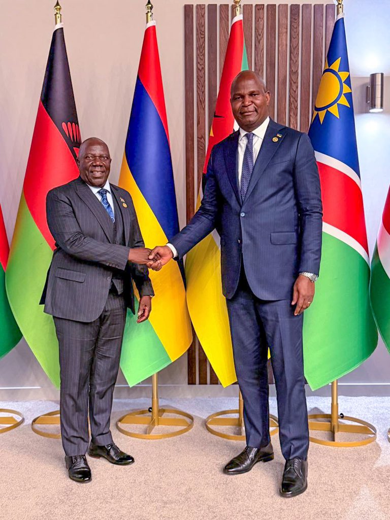 daniel_chapo24's tweet photo. Em Durban, mantivemos encontros bilaterais com o Presidente Cyril Ramaphosa e o Segundo Vice-Presidente do Malawi, Enoch Chihana. Reforçámos a cooperação económica, a paz e a segurança, antes da 46.ª Cimeira da SADC.

#VamosTrabalhar https://t.co/PDd0NSmXC7