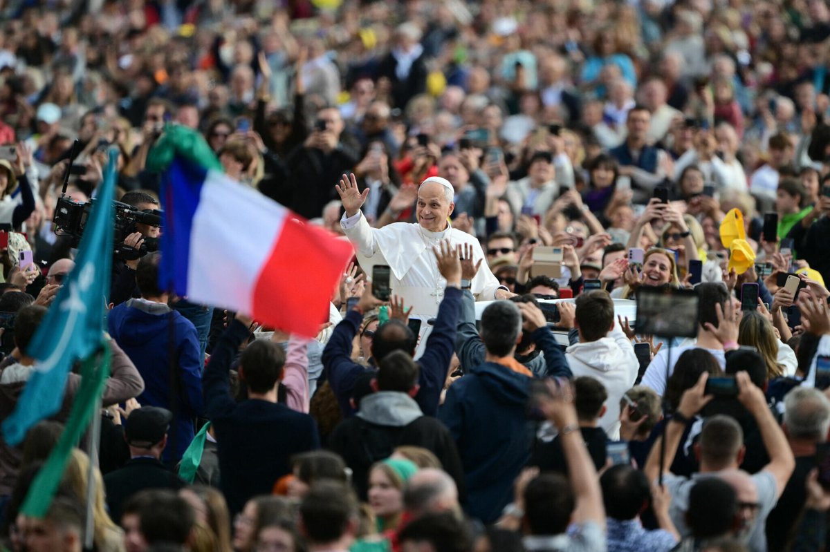 le_Parisien's tweet photo. « C’est un événement que nous ne pouvions pas rater » : à Paris, la visite du pape affole les compteurs
➡️ https://t.co/UuAiex0PZN https://t.co/KdII77kOKC