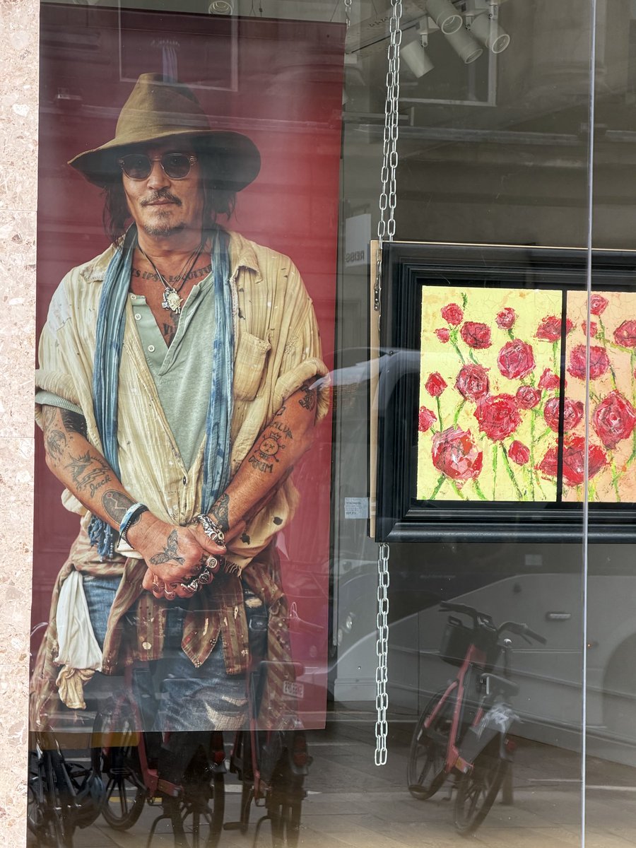 GatsbyV82246's tweet photo. My heart ♥️ is full of joy🤩 if it were a ballon it would pop❣️I saw Johnny Depp’s Art 🖼️ in person. It was amazing & saw details about his art I loved.🥰 By the Gallery of Modern Art, I wore my Bunnyman shirt & they asked if I saw
@castlegalleries
Glasgow Scotland🏴
YES 🙌 🎨🖌️ https://t.co/8Ia9Esw3jn