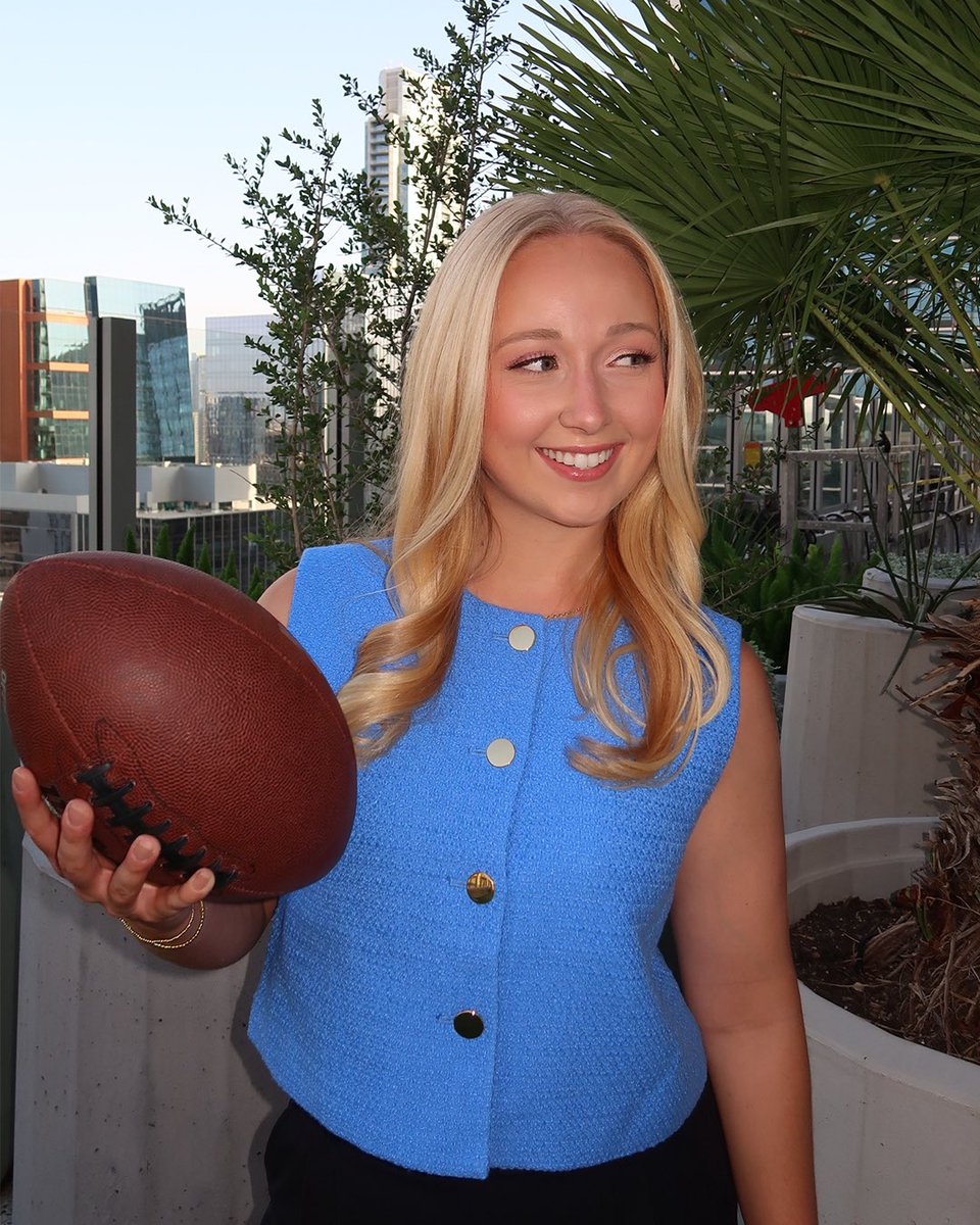 NicoleBeckelman's tweet photo. Less than 2 weeks until the best time of the year 🏈🎤🤩

#collegefootball #CFB #football https://t.co/37yOSidnvh