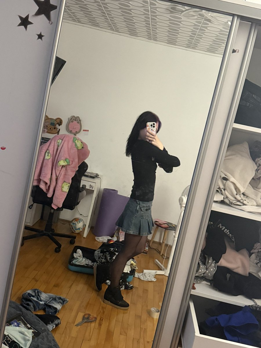 waning_cr3sc3nt's tweet photo. feeling very thinspo https://t.co/9c2qKyxRJ3