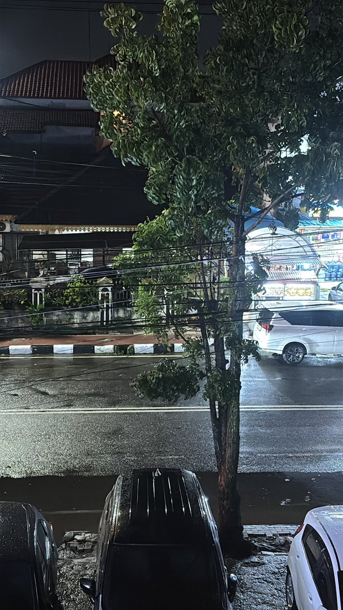 PlatipusU's tweet photo. Hujannya diluar
Basahnya dikamar
Wkwkwk https://t.co/qJu56xYcta
