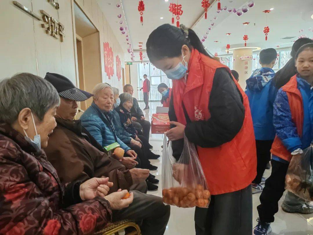 DearLigergx's tweet photo. Spent the morning packing care kits for community seniors! Seeing their warm smiles when we dropped them off made every minute worth it ， https://t.co/jnVDFrD6yi