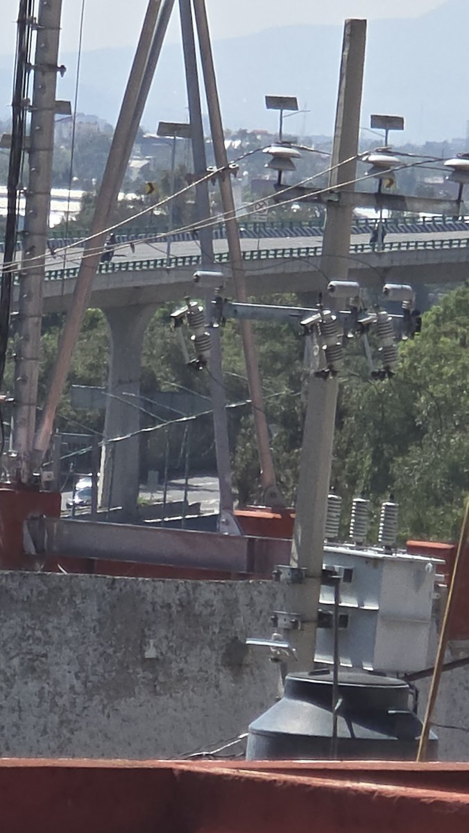 velazquez_er's tweet photo. @VBicentenarioMX @AUrbanaNorte TODOS los domingos desde Cuautitlán se les "Escapan" unas cuantas motos o cuánto PAGAN para pasar? Si por abajo no tienen límites de velocidad, arriba es su nueva pista. @c4jimenez @Gob_Tlalne @C5Edomex @C5_CDMX https://t.co/tB4MRIODPH