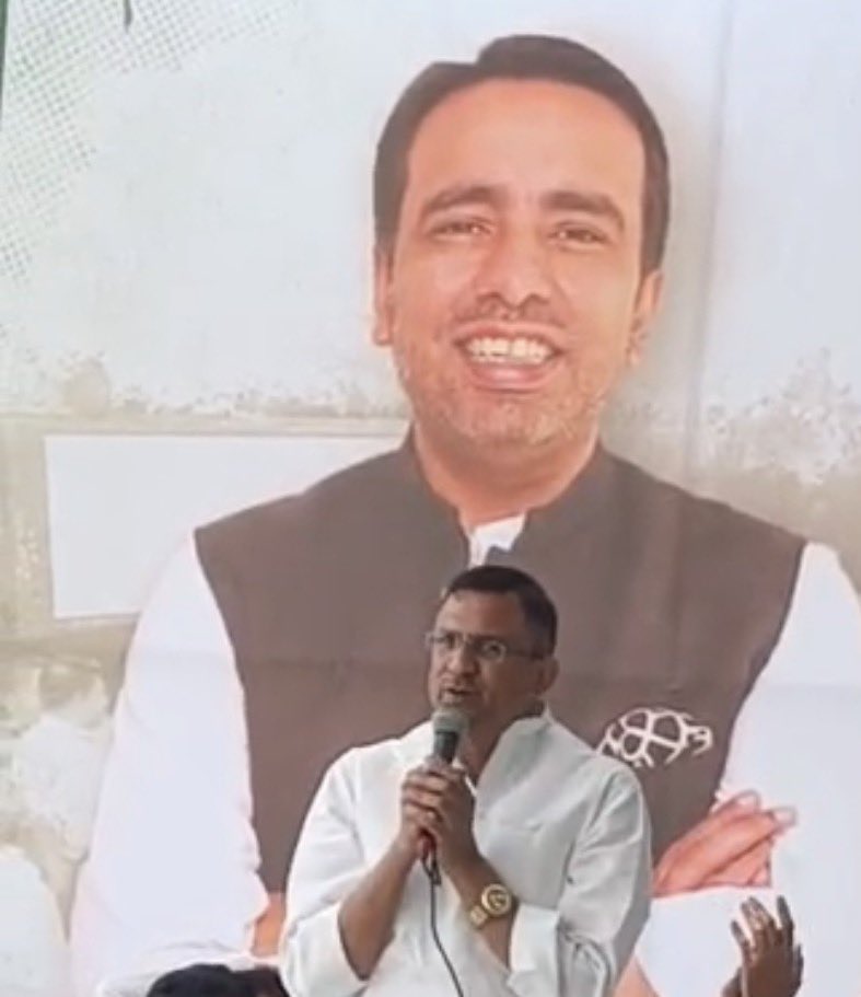warisrao_a's tweet photo. राजनीति में मर्यादा बनी रहनी चाहिए? दिया गया बयान निंत अत्यंत आपत्तिजनक और दुर्भाग्यपूर्ण है।
हमारे आदरणीय जनप्रिय नेता चौधरी जयंत सिंह जी की शालीनता ही ताक़त है। #RLD
“घमंड न करना जिंदगी में, तकदीर बदलती रहती है, 
शीशा वही रहता है, बस तस्वीर बदलती रहती है।"

जयंत चौधरी ज़िंदाबाद, राष्ट्रीय लोकदल ज़िंदाबाद 
@RLDparty @Office_ChJayant @jayantrld