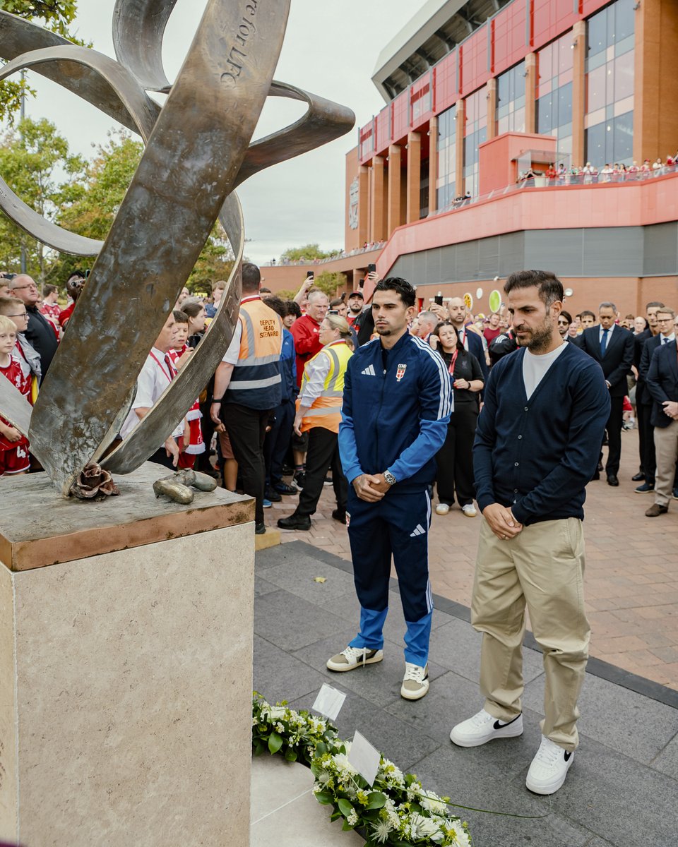 Como_1907's tweet photo. President Mirwan Suwarso, head coach Cesc Fàbregas and captain Lucas Da Cunha, representing the players, pay their respects at the Hillsborough and Diogo Jota memorials at Anfield. ❤️🕊️ https://t.co/g6sdGjw2br