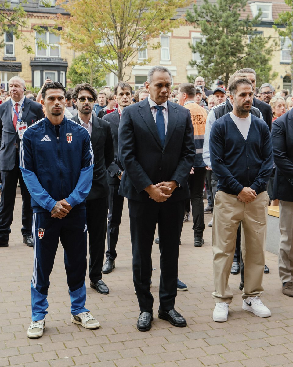 Como_1907's tweet photo. President Mirwan Suwarso, head coach Cesc Fàbregas and captain Lucas Da Cunha, representing the players, pay their respects at the Hillsborough and Diogo Jota memorials at Anfield. ❤️🕊️ https://t.co/g6sdGjw2br