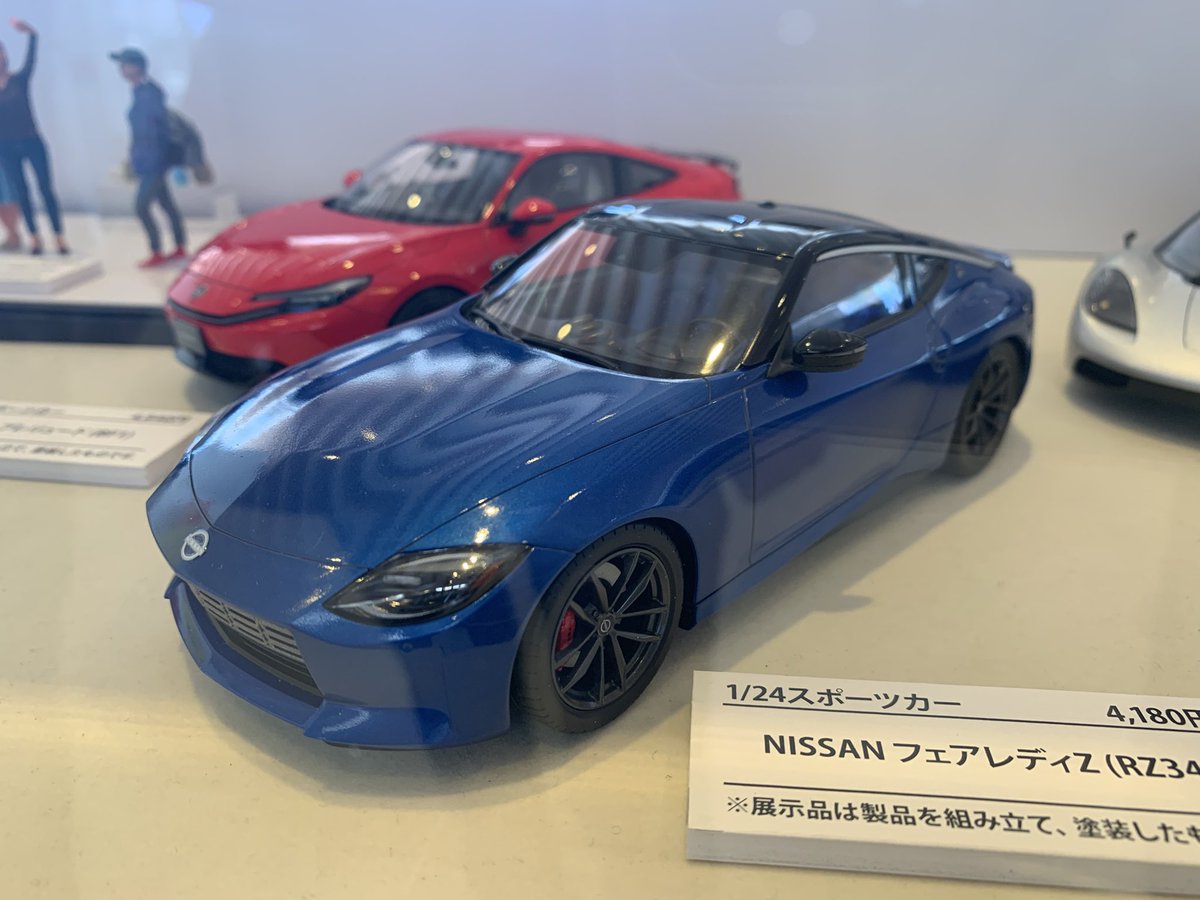 485FD3S5086's tweet photo. 富士山静岡空港にS30Zと新型Ｚが
プラモとして展示されてた https://t.co/7TVgtLL9fN