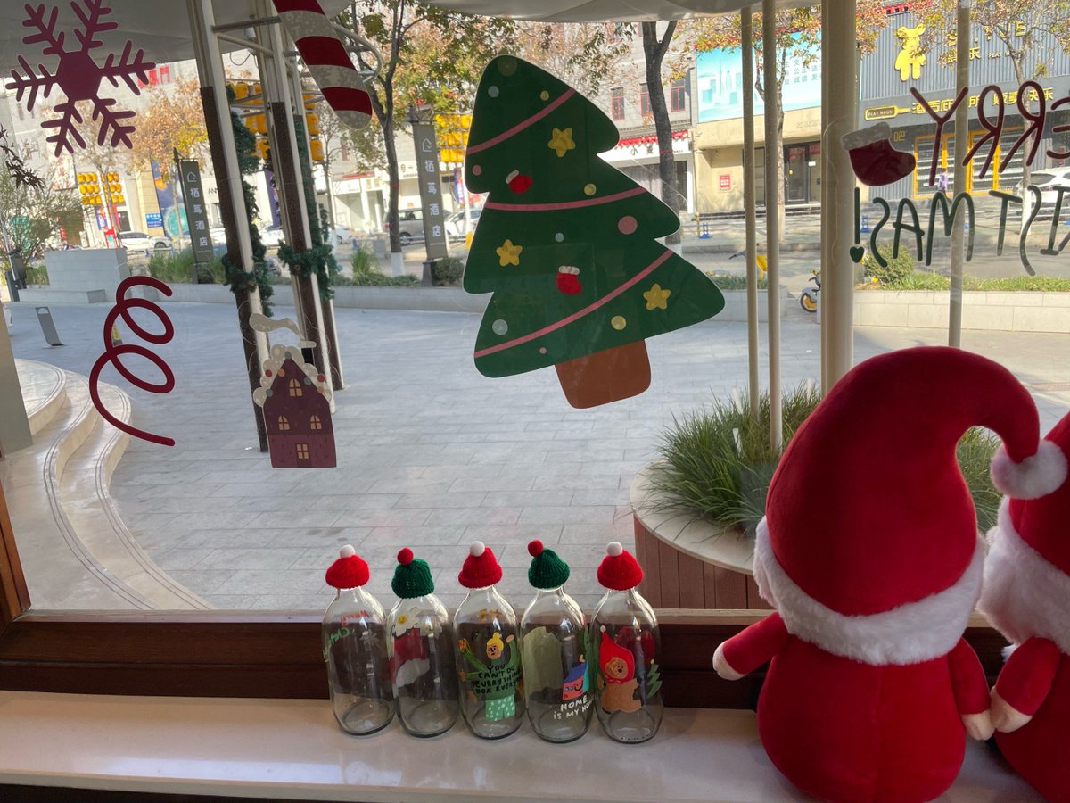 AntonietaPascal's tweet photo. Countdown to Christmas  Just 3 days! Got my gingerbread latte and festive playlist on. Can’t wait for the cozy vibes and silly family moments. #ChristmasCountdown， https://t.co/VDZYPdi9nY