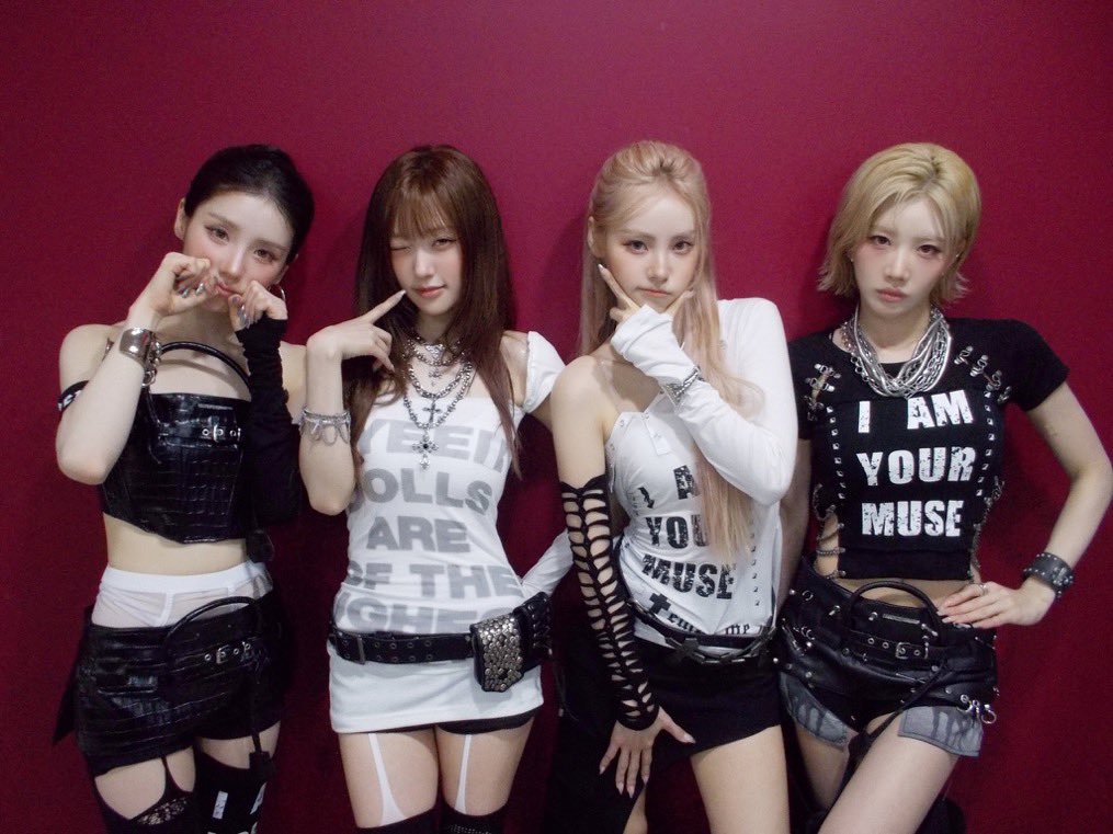 zonevivi's tweet photo. cant believe this era is already over but whoever styled their outfits needs a kiss on the lips https://t.co/XzZHKCRV5b