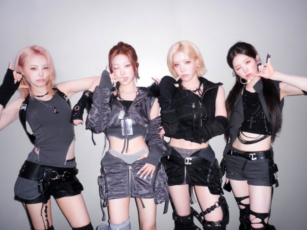 zonevivi's tweet photo. cant believe this era is already over but whoever styled their outfits needs a kiss on the lips https://t.co/XzZHKCRV5b