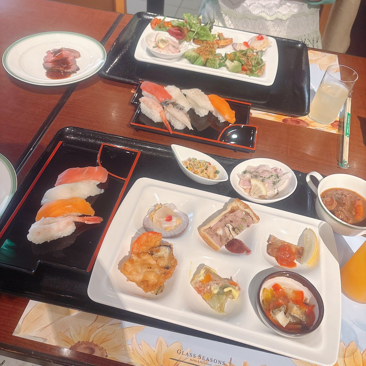 renakyoon's tweet photo. お盆休みが終わってしまう🥹
たくさん遊んだお休みでした☀️

昨日は母と札幌で1日中遊んだ👯
京王プラザホテルの夏休みランチビュッフェ美味しかった🧡

今日は洗濯機5回回して洗いたかった物片付けたり家でゆっくり過ごした🦭

お盆パチスロはかなり負けたから次の土日からまた頑張る😂 https://t.co/5h199tLVvN