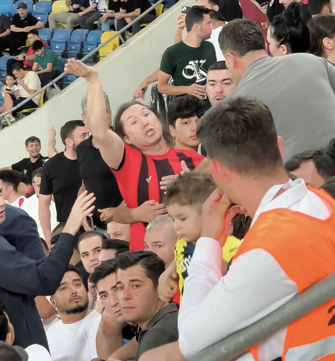 bosunatiklama's tweet photo. SON DAKİKA | Minik Fenerbahçeli taraftarın formasını çıkarttıran Gençlerbirliği taraftarına ev hapsi verildi. https://t.co/TOxHI4plZz
