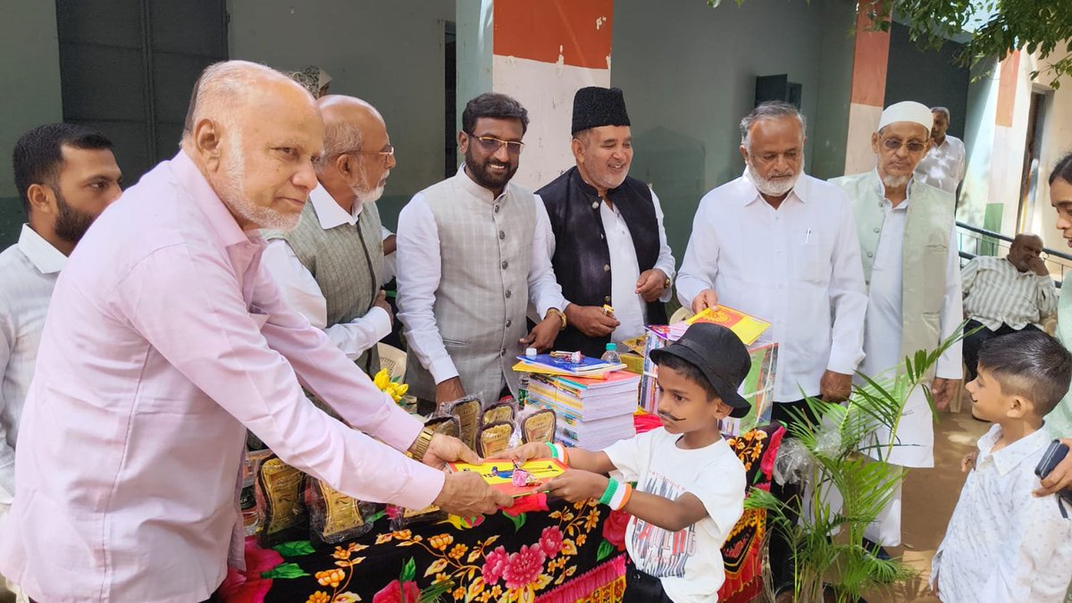 HashimBannur's tweet photo. 80 ನೇ ಸ್ವಾತಂತ್ರ್ಯೊತ್ಸವ ಆಚರಣೆ ಕಾರ್ಯಕ್ರಮದಲ್ಲಿ ಶಾಲಾ ಮಕ್ಕಳಿಗೆ ನೋಟ್ ಬುಕ್ ವಿತರಣೆ ಮಾಡಲಾಯಿತು.
ಡಾಕ್ಟರ್ ಎ.ಪಿ.ಜೆ ಅಬ್ದುಲ್ ಕಲಾಂ ಫೌಂಡೇಶನ್ ಕರ್ನಾಟಕ.ರಿ https://t.co/ka7Em47P3g