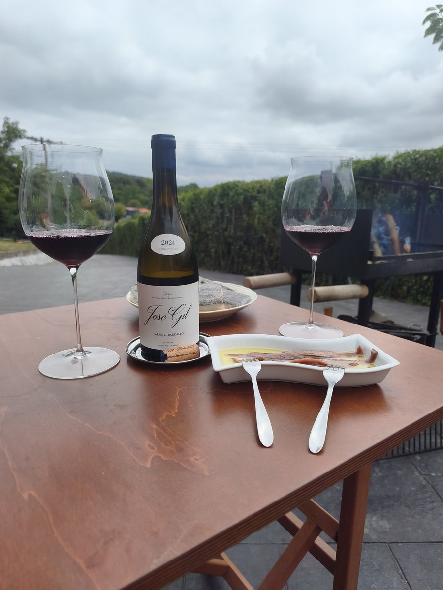 Axier_txu's tweet photo. La secuencia....

Vinazo de @josegilvinos  que no me cansaré de beber y beber, está brutal! https://t.co/zzxpyvXncE