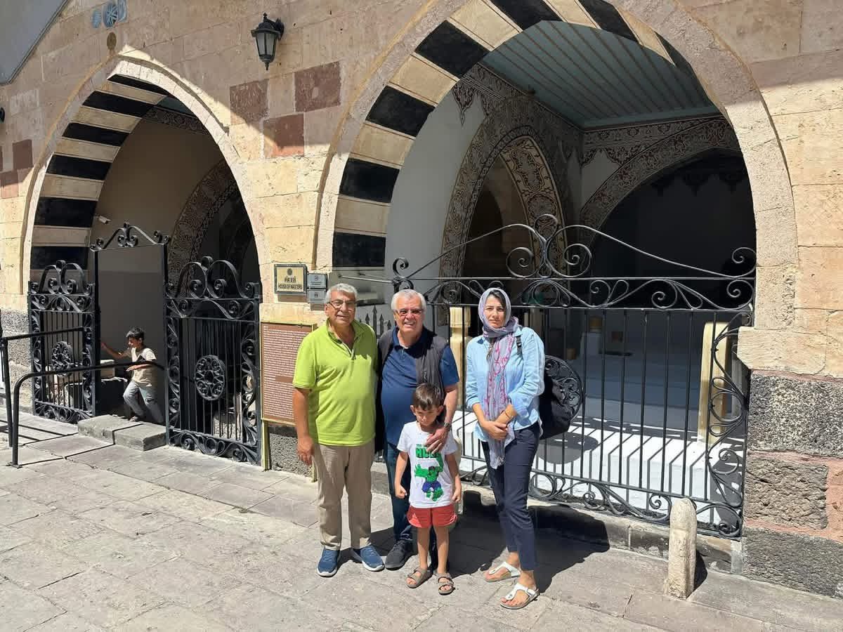 cemal_canpolat's tweet photo. Hacı Bektaş Veli Sözleri

Hacı Beştaş Veli’ye duyulan ilgi, saygı ve sevgi, Alevi Bektaşi öğretisinin temelini oluşturan İnsan-Tanrı-Doğa sevgisine dayanan hümanist yaşam felsefesi ve öğretisinden kaynaklanmaktadır. O’nun anlayışında dinin kaynağı Hak korkusuna değil, Hak sevgisine dayanır. Şimdi gelin hep beraber hoşgörü insanı Hacı Bektaş Veli sözlerine .

Göze nur gönülden gelir.
Murada ermek, sabır iledir.
Araştırma, açık bir sınavdır.
Hak güneşten daha zahirdir.
Eline, diline, beline sahip ol.
Arifler hem arıdır, hem arıtıcı.
Abdal, Hakk’a hayran olandır.
Cennet için ibadet geçersizdir.
En büyük keramet çalışmaktır.
Bir olalım, iri olalım, diri olalım.
Her ne arar isen, kendinde ara.
Dil mızraktan, daha derin yaralar.
Adalet her işte, Hakk’ı bilmektir.
Çalışan insan kötülük düşünmez.
İnsanın kemali, ahlâk güzelliğidir.
İlim beşikte başlar, mezarda biter.
Mürüvvet hoş görme ve affetmektir.
Allah ile gönül arasında perde yoktur.
Hiçbir milleti ve insanı ayıplamayınız.
Marifet, nefsi silmek değil, bilmektir.
Elden gelen her iyiliği, herkese yapınız.
Aşk meydanı, erenlerin ve bilenlerindir.
Dinine dizlerinle değil, kalbinle bağlan.
Çalışmadan geçinenler, bizden değildir.
İbadetin yeri başkadır, işin yeri başkadır.
Nefsine ağır geleni, kimseye tatbik etme.
Kendini tanımayan, Yaratan’ı da bilemez.
İlimden gidilmeyen yolun sonu karanlıktır.
Dili, dini, rengi ne olursa olsun iyiler iyidir.