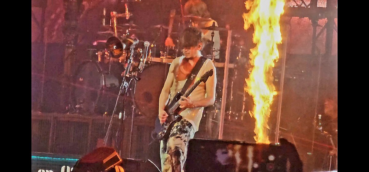 ville0096's tweet photo. サマソニ仕様のL'Arc～en～Ciel、ロックサイド、ニューウェーヴ、妖艶、反戦、下ネタ、サークル煽り、90年代V系、最新形、そして「虹」で泣かせるラルクまで全部盛り。35年分の多面的な音楽性を90分へ凝縮し、巨大フェスへ叩きつける出血大サービス。完全にヘヴンリィへ召されました。感謝！ #サマソニ https://t.co/LX4owbwUoq