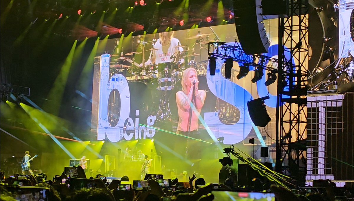 ville0096's tweet photo. サマソニ仕様のL'Arc～en～Ciel、ロックサイド、ニューウェーヴ、妖艶、反戦、下ネタ、サークル煽り、90年代V系、最新形、そして「虹」で泣かせるラルクまで全部盛り。35年分の多面的な音楽性を90分へ凝縮し、巨大フェスへ叩きつける出血大サービス。完全にヘヴンリィへ召されました。感謝！ #サマソニ https://t.co/LX4owbwUoq