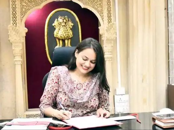 Hemangini30's tweet photo. दलित कुर्सी पर बैठेंगे तो देश को आगे बढ़ायेंगे। चूनमंगे कुर्सी बैठेंगे तो सिर्फ अपनी जेबें भरेंगे। https://t.co/SZxVxgUDnl