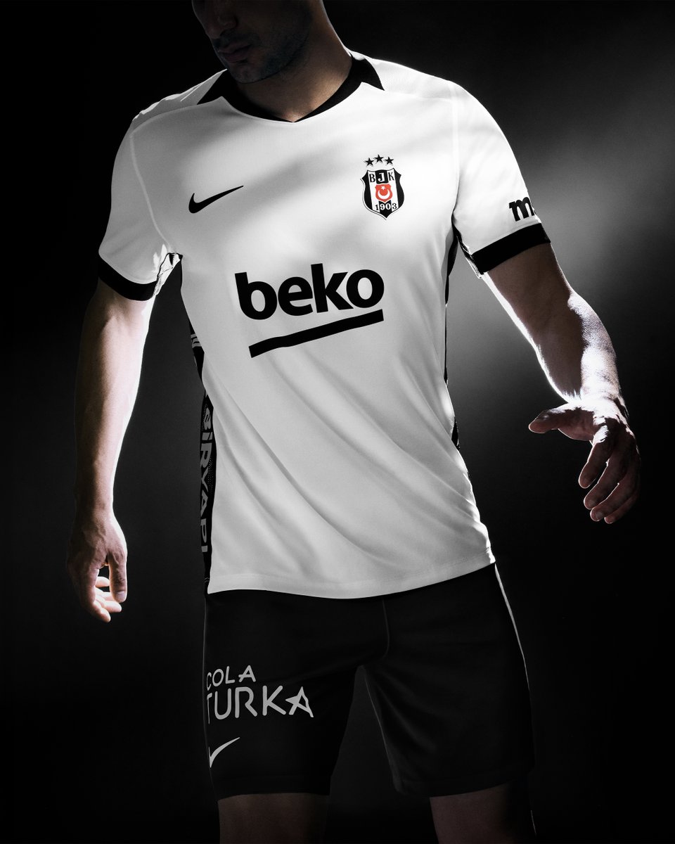 Besiktas's tweet photo. ✨ Klasik kombin: #YerSiyahGökBeyaz 🏴🏳️

⬆️ Beyaz
⬇️ Siyah

BJK 🆚 EYP https://t.co/8XIjoQLWLe