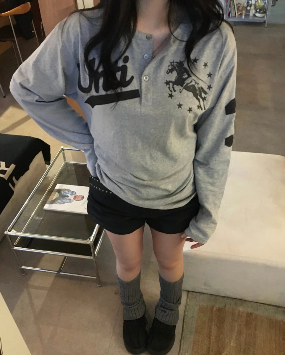 newspicy1214's tweet photo. 존예 헨리넥 롱슬리브 ㅊㅊ 
지금 40% 할인중이여서 가격 너무 굳

널널한핏이라 편하게 연출 가능해서 좋움 https://t.co/IouW2Tn9oc