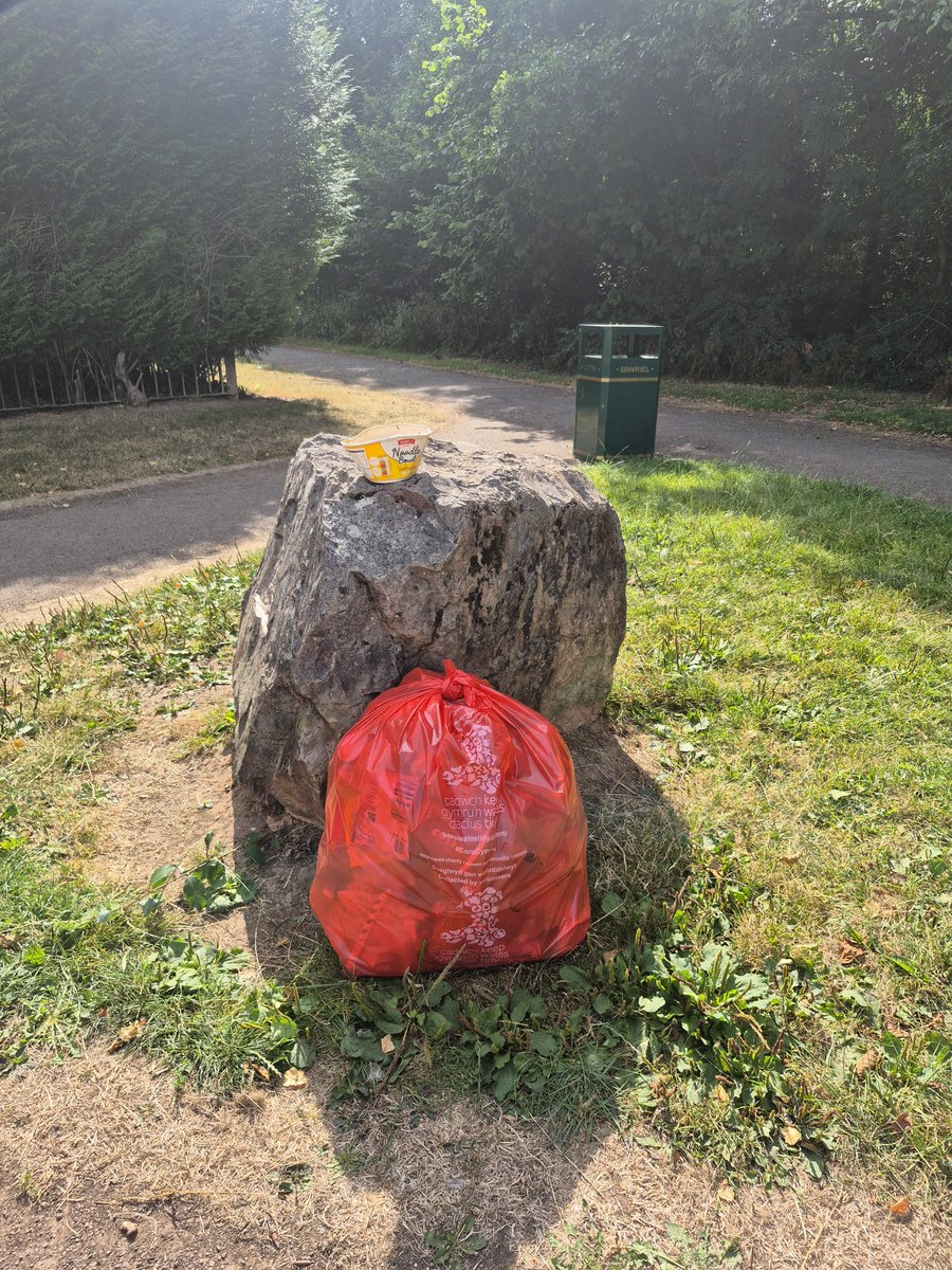 Kittylitterpic1's tweet photo. Joined Pentwyn Litter Hitters for an hour this morning at Pentwyn Lake, filling a bag with litter. Then afterwards filled another bag elsewhere plus 3 nos canisters finds. 2 bags
#dontbeatosser #binit #pickitup #volunteers #litterpickers #noscanisters #druglitter #fishinglitter https://t.co/1JXa1cElWu