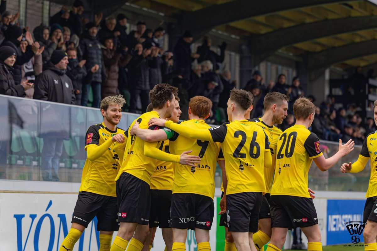 B36's tweet photo. ⚽️🇫🇴 Matchday - final 3rd of the season and we are away vs 07Vestur💪 - and today in our 🟡 @AndyRobsonTips 🟡 away kit.
Kickoff 17:15
07Vestur vs B36
@AndyRobsonTips 💛 @AndysBetClubUK 
#soccer #Football #Futbol #faroeislands 🇫🇴 #viterub36 https://t.co/lleS2yfsbS