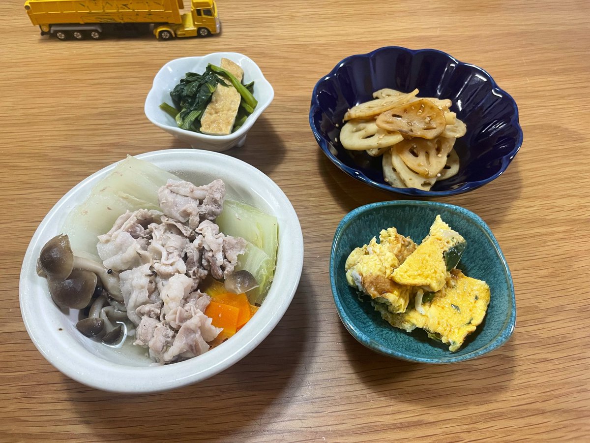 pochco's tweet photo. 豚と白菜としめじと人参の煮物
レンコンのきんぴら
小松菜と油揚げのさっと煮
しらすとほうれん草の和風オムレツ

おやつにショコラミルクレープ食べたから
白米はなし。 https://t.co/TKqJxTRXQg
