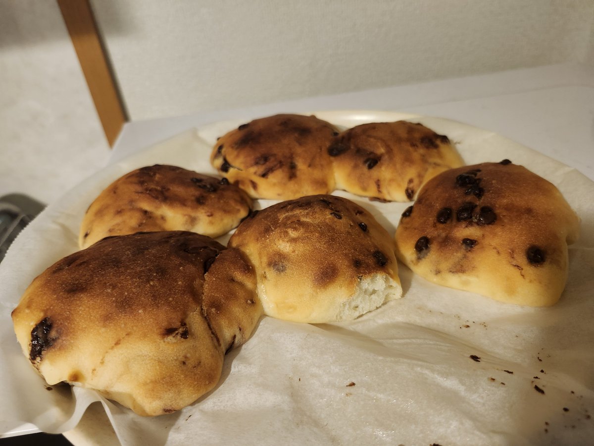 la12na18's tweet photo. 焼きすぎちゃったけどチョコチップパン美味しい🤣 https://t.co/QeWtK2kYAd