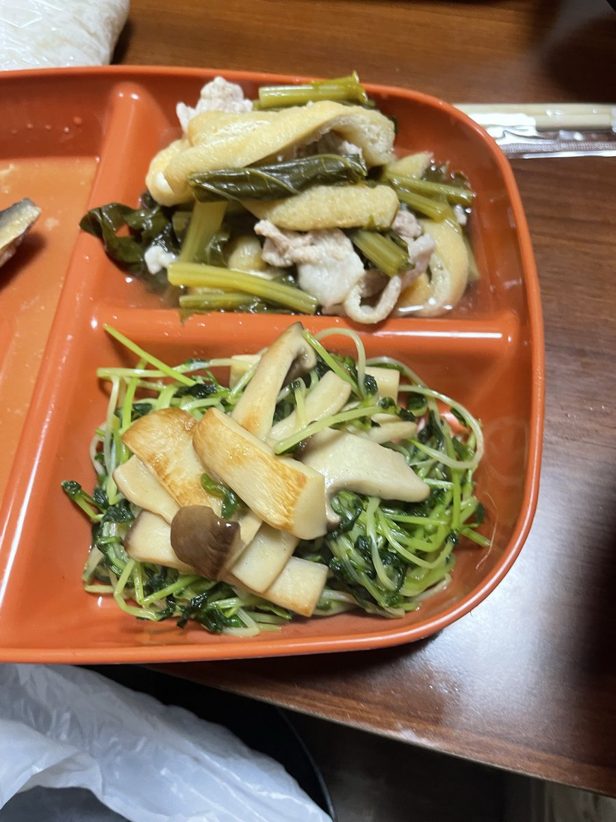 chichi_mako's tweet photo. 今日の待機場のご飯は

鯖の味噌煮
豆苗とエリンギの炒め物
小松菜の煮浸し
豚汁風みそ汁

健康的すぎて幸せ https://t.co/T2y9G1C8x9