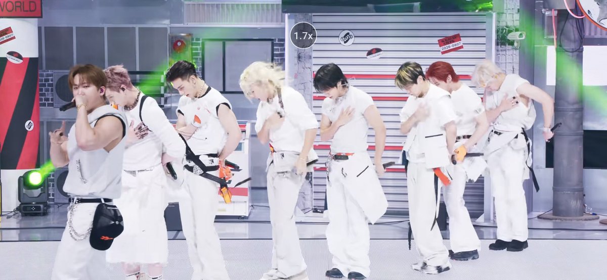 _inyklnw's tweet photo. 디스앤댓 웃긴거 찾음 ㅠㅜ

대부분 멤버들: 웅장한 왼쪽 가슴 위 손바닥
황현진: 신조오 사사게요 https://t.co/idEDFzHqjz
