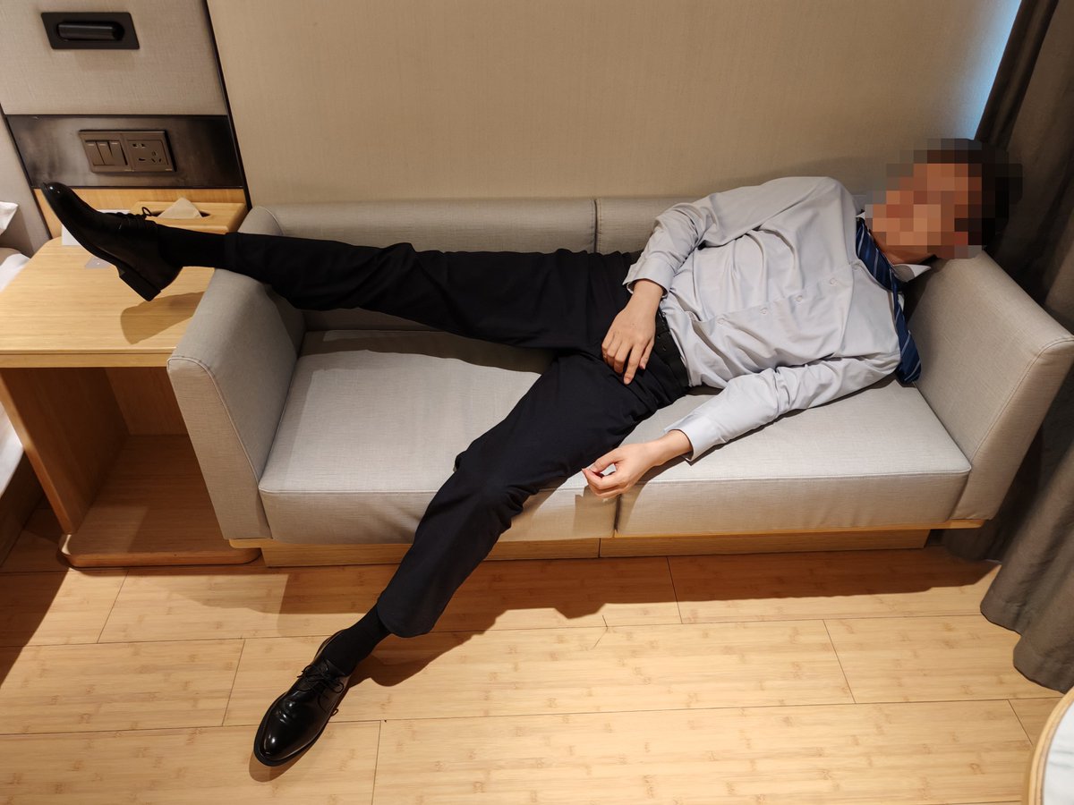 wtsockboy's tweet photo. #剧情模拟 #剧情 #模拟 #模拟杀 衬衫+皮鞋+黑袜是社畜小A的标准穿搭。出差刚回到酒店就被一根领带勒晕在沙发上，最后被绳子勒窒息后吊挂在了衣柜杆上，一双长腿伸得笔直，连皮鞋都在挣扎时蹬掉了一只，露出僵直的黑袜脚。 https://t.co/M959OEAON2