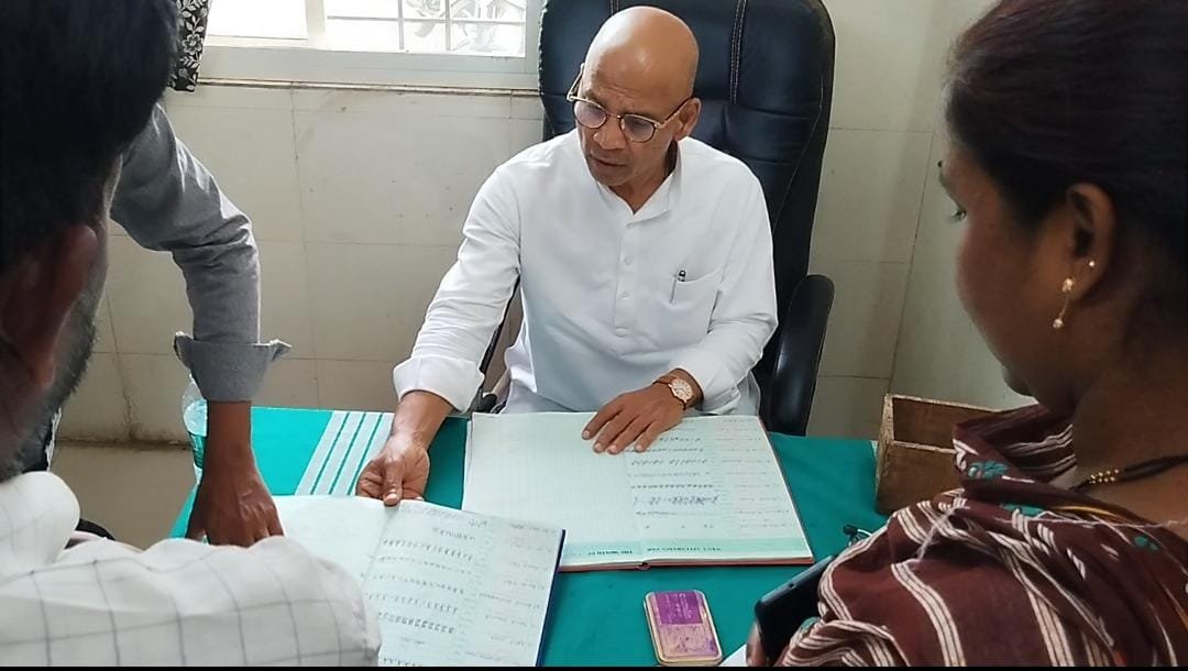S_PrakashPatil's tweet photo. ಇಂದು ಸೇಡಂ ಮತಕ್ಷೇತ್ರದ ಸುಲೆಪೇಟ್ ಸಮುದಾಯ ಆರೋಗ್ಯ ಕೇಂದ್ರಕ್ಕೆ ದಿಢೀರ್ ಭೇಟಿ ನೀಡಿದೆ.

ಸಮುದಾಯ ಆರೋಗ್ಯ ಕೇಂದ್ರದಲ್ಲಿದ್ದ ಹಾಜರಾತಿ ಪುಸ್ತಕದಲ್ಲಿನ ವೈದ್ಯರ, ಸಿಬ್ಬಂದಿಗಳ ಹಾಜರಾತಿ ಮಾಹಿತಿ ಪರಿಶೀಲನೆ ನಡೆಸಿದೆ.

ಗ್ರಾಮೀಣ ಭಾಗದ ಸಾರ್ವಜನಿಕರ ಆರೋಗ್ಯ ಕಾಪಾಡುವ ನಿಟ್ಟಿನಲ್ಲಿ ಸಮುದಾಯ ಆರೋಗ್ಯ ಕೇಂದ್ರ ಕಾರ್ಯನಿರ್ವಹಿಸಬೇಕೆಂದು ಸಮುದಾಯ ಆಡಳಿತ ಅಧಿಕಾರಿಗಳಿಗೆ ಸೂಚಿಸಿದೆ.

ಸಿಬ್ಬಂದಿಗಳು ಹಾಜರಾತಿ ಸೇರಿದಂತೆ ಇನ್ನಿತರ ಸೌಲಭ್ಯಗಳ ಕುರಿತು ಎಚ್ಚರಿಕೆ ವಹಿಸಲು ಸೂಚನೆ ನೀಡಿದೆ.

ಯಾವುದೇ ಕಾರಣಕ್ಕೂ ರೋಗಿಗಳ ಕಡೆಗಣನೆ, ಸಾರ್ವಜನಿಕ ಹಿತ ಕಾಪಾಡದೆ ಇರುವ ವೈದ್ಯರನ್ನು ಗುರತಿಸಿ ವಜಾ ಮಾಡಲಾಗುತ್ತದೆ ಎಂದು ಖಡಕ್ ಸೂಚನೆ ನೀಡಿದೆ.

ಸಮುದಾಯ ಆರೋಗ್ಯ ಕೇಂದ್ರದಲ್ಲಿ ವಾತಾವರಣ ಸೇರಿದಂತೆ ಹಾಸಿಗೆ, ಶೌಚಾಲಯ ಹಾಗೂ ಇನ್ನಿತರ ಸ್ಥಳಗಳನ್ನು ಅತ್ಯಂತ ಸ್ವಚ್ಛವಾಗಿಟ್ಟುಕೊಳ್ಳಬೇಕೆಂದು ತಿಳಿಸಿದೆ.

ಈ ವೇಳೆ ವೈದ್ಯರು, ಸಿಬ್ಬಂದಿಗಳು ಹಾಗೂ ಮುಖಂಡರು ಉಪಸ್ಥಿತರಿದ್ದರು.