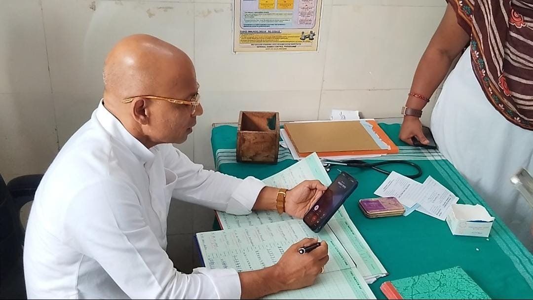 S_PrakashPatil's tweet photo. ಇಂದು ಸೇಡಂ ಮತಕ್ಷೇತ್ರದ ಸುಲೆಪೇಟ್ ಸಮುದಾಯ ಆರೋಗ್ಯ ಕೇಂದ್ರಕ್ಕೆ ದಿಢೀರ್ ಭೇಟಿ ನೀಡಿದೆ.

ಸಮುದಾಯ ಆರೋಗ್ಯ ಕೇಂದ್ರದಲ್ಲಿದ್ದ ಹಾಜರಾತಿ ಪುಸ್ತಕದಲ್ಲಿನ ವೈದ್ಯರ, ಸಿಬ್ಬಂದಿಗಳ ಹಾಜರಾತಿ ಮಾಹಿತಿ ಪರಿಶೀಲನೆ ನಡೆಸಿದೆ.

ಗ್ರಾಮೀಣ ಭಾಗದ ಸಾರ್ವಜನಿಕರ ಆರೋಗ್ಯ ಕಾಪಾಡುವ ನಿಟ್ಟಿನಲ್ಲಿ ಸಮುದಾಯ ಆರೋಗ್ಯ ಕೇಂದ್ರ ಕಾರ್ಯನಿರ್ವಹಿಸಬೇಕೆಂದು ಸಮುದಾಯ ಆಡಳಿತ ಅಧಿಕಾರಿಗಳಿಗೆ ಸೂಚಿಸಿದೆ.

ಸಿಬ್ಬಂದಿಗಳು ಹಾಜರಾತಿ ಸೇರಿದಂತೆ ಇನ್ನಿತರ ಸೌಲಭ್ಯಗಳ ಕುರಿತು ಎಚ್ಚರಿಕೆ ವಹಿಸಲು ಸೂಚನೆ ನೀಡಿದೆ.

ಯಾವುದೇ ಕಾರಣಕ್ಕೂ ರೋಗಿಗಳ ಕಡೆಗಣನೆ, ಸಾರ್ವಜನಿಕ ಹಿತ ಕಾಪಾಡದೆ ಇರುವ ವೈದ್ಯರನ್ನು ಗುರತಿಸಿ ವಜಾ ಮಾಡಲಾಗುತ್ತದೆ ಎಂದು ಖಡಕ್ ಸೂಚನೆ ನೀಡಿದೆ.

ಸಮುದಾಯ ಆರೋಗ್ಯ ಕೇಂದ್ರದಲ್ಲಿ ವಾತಾವರಣ ಸೇರಿದಂತೆ ಹಾಸಿಗೆ, ಶೌಚಾಲಯ ಹಾಗೂ ಇನ್ನಿತರ ಸ್ಥಳಗಳನ್ನು ಅತ್ಯಂತ ಸ್ವಚ್ಛವಾಗಿಟ್ಟುಕೊಳ್ಳಬೇಕೆಂದು ತಿಳಿಸಿದೆ.

ಈ ವೇಳೆ ವೈದ್ಯರು, ಸಿಬ್ಬಂದಿಗಳು ಹಾಗೂ ಮುಖಂಡರು ಉಪಸ್ಥಿತರಿದ್ದರು.