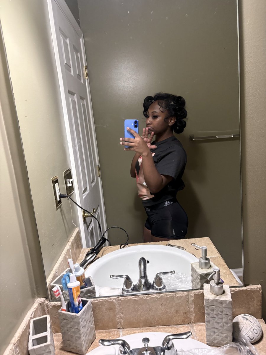 k2daabrattt's tweet photo. yall favorite gay girl🤭😘 https://t.co/XmVSPRrFVe
