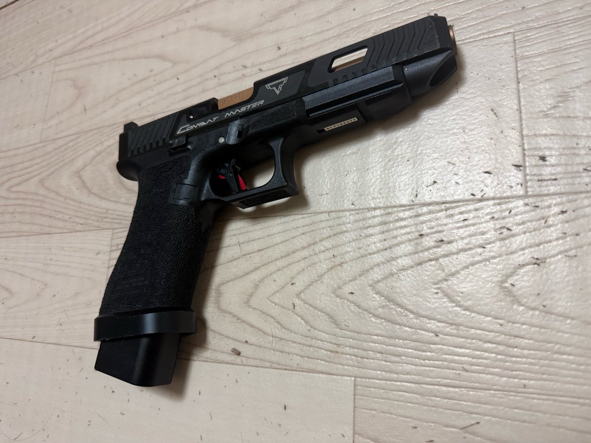 Orcinus_sweeper's tweet photo. 遂に…！マルイベースのG34コンバットマスターGEN5完成！！外装は殆ど取り替えて中身はTTI AirsoftのTDCホップチャンバーに換装し、それ以外は純正のまま。目標としては純正のポテンシャルをそのままに、それをさらに押し上げるカスタムを施した、自分にとっての最強の一挺を目指して組み上げました！ https://t.co/D6elBXMeu2