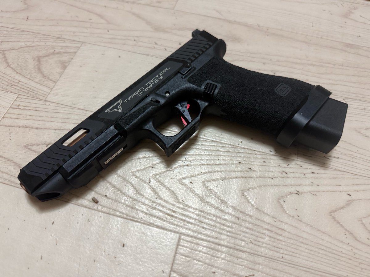 Orcinus_sweeper's tweet photo. 遂に…！マルイベースのG34コンバットマスターGEN5完成！！外装は殆ど取り替えて中身はTTI AirsoftのTDCホップチャンバーに換装し、それ以外は純正のまま。目標としては純正のポテンシャルをそのままに、それをさらに押し上げるカスタムを施した、自分にとっての最強の一挺を目指して組み上げました！ https://t.co/D6elBXMeu2
